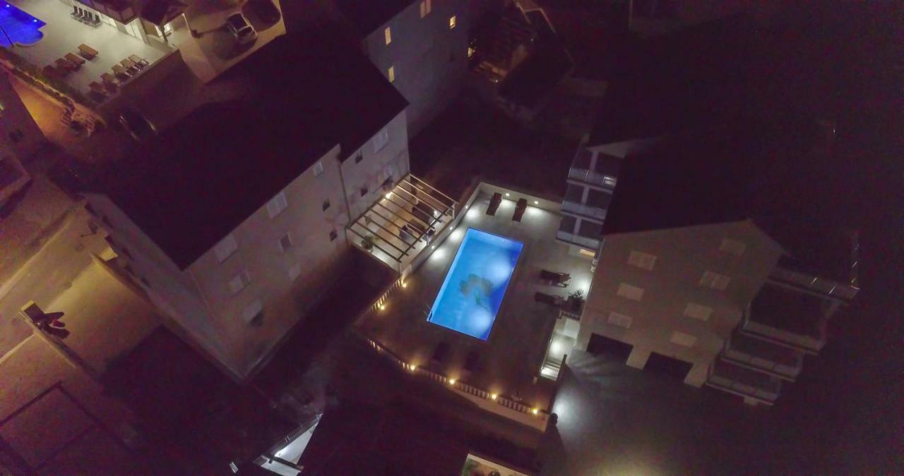 Apartments Sara Bol Esterno foto